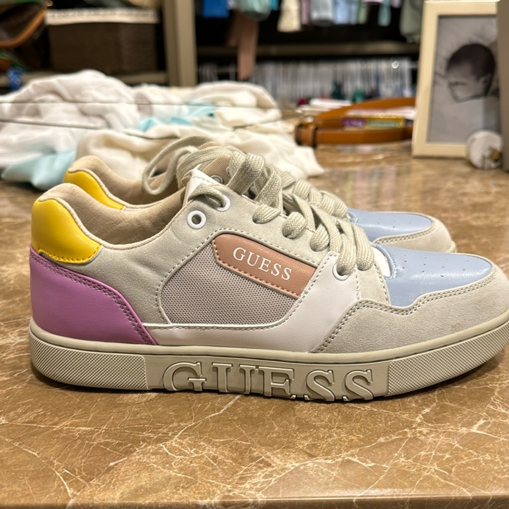 7.5 guess multi colored tennis shoes